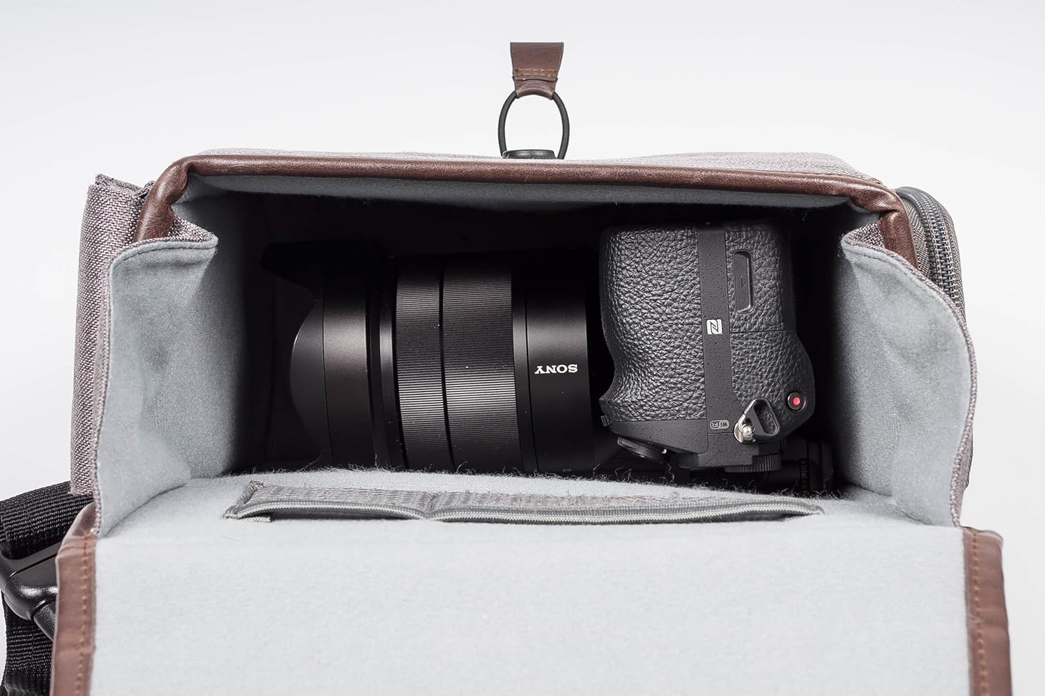 CAMSLINGER Streetomatic+ camera bag for mirrorless cameras, DSLRs and Superzooms (two colours)